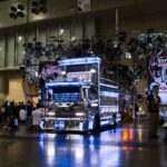 【画像】新進気鋭の写真家６人による競演。芸術イベントのモデルとなった過激なアートトラックの魔力とは 〜 画像1